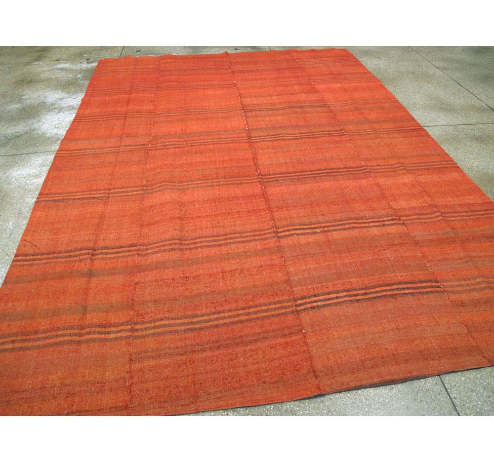 Alfombra Kilim turca de tejido plano de mediados del siglo XX, tamaño de habitación pequeña, en rojo anaranjado Tejido a mano en venta