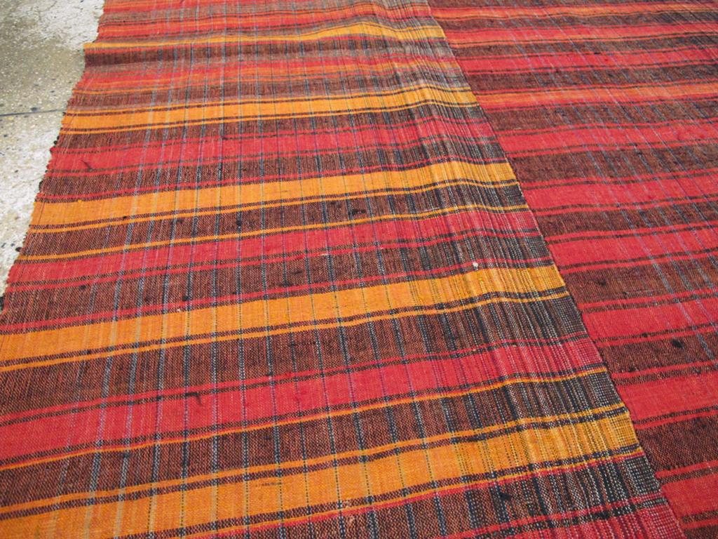 Türkischer Flachgewebe-Kilim-Akzentteppich aus der Mitte des 20. (Kelim) im Angebot