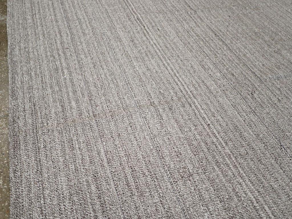 Alfombra de acento Kilim turca de tejido plano de mediados del siglo XX Turco en venta