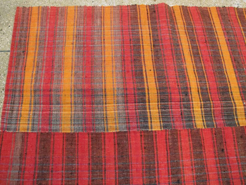 Türkischer Flachgewebe-Kilim-Akzentteppich aus der Mitte des 20. (Handgewebt) im Angebot