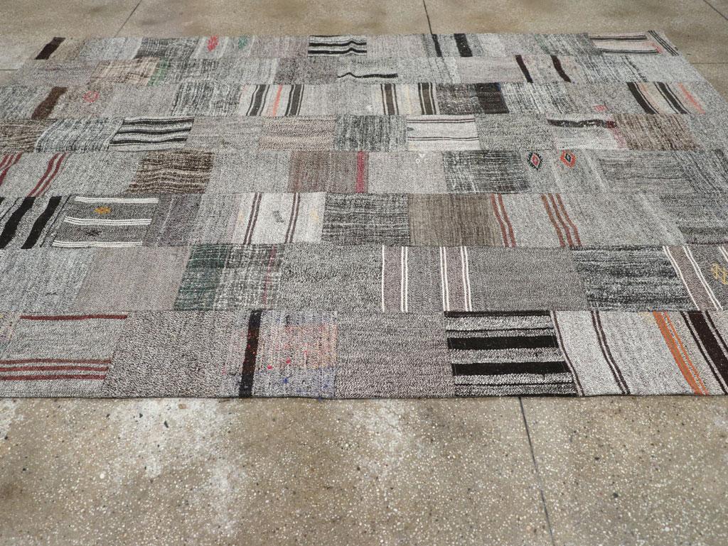 Mid-20th Century Turkish Flatweave Kilim Accent Carpet In Excellent Condition For Sale In New York, NY