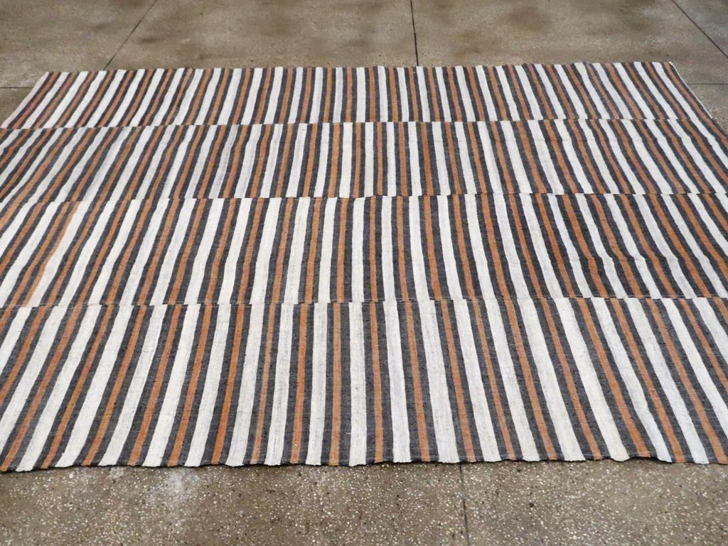 Türkischer Flachgewebe-Kilim-Akzentteppich aus der Mitte des 20. (Handgewebt) im Angebot
