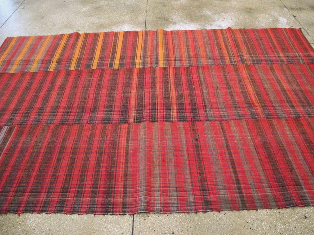 Türkischer Flachgewebe-Kilim-Akzentteppich aus der Mitte des 20. im Zustand „Hervorragend“ im Angebot in New York, NY