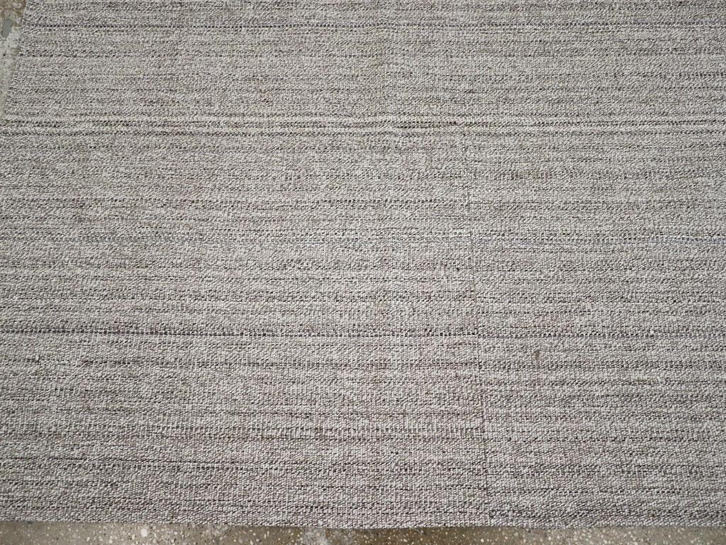 Alfombra de acento Kilim turca de tejido plano de mediados del siglo XX en Excelente estado para la venta en New York, NY
