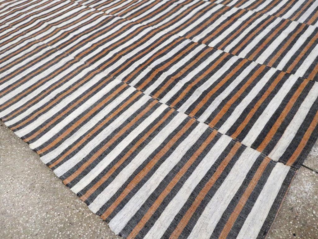 Türkischer Flachgewebe-Kilim-Akzentteppich aus der Mitte des 20. im Zustand „Hervorragend“ im Angebot in New York, NY