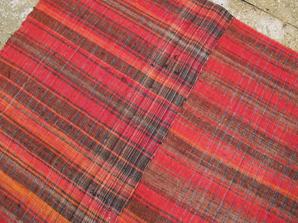 Türkischer Flachgewebe-Kilim-Akzentteppich aus der Mitte des 20. (20. Jahrhundert) im Angebot