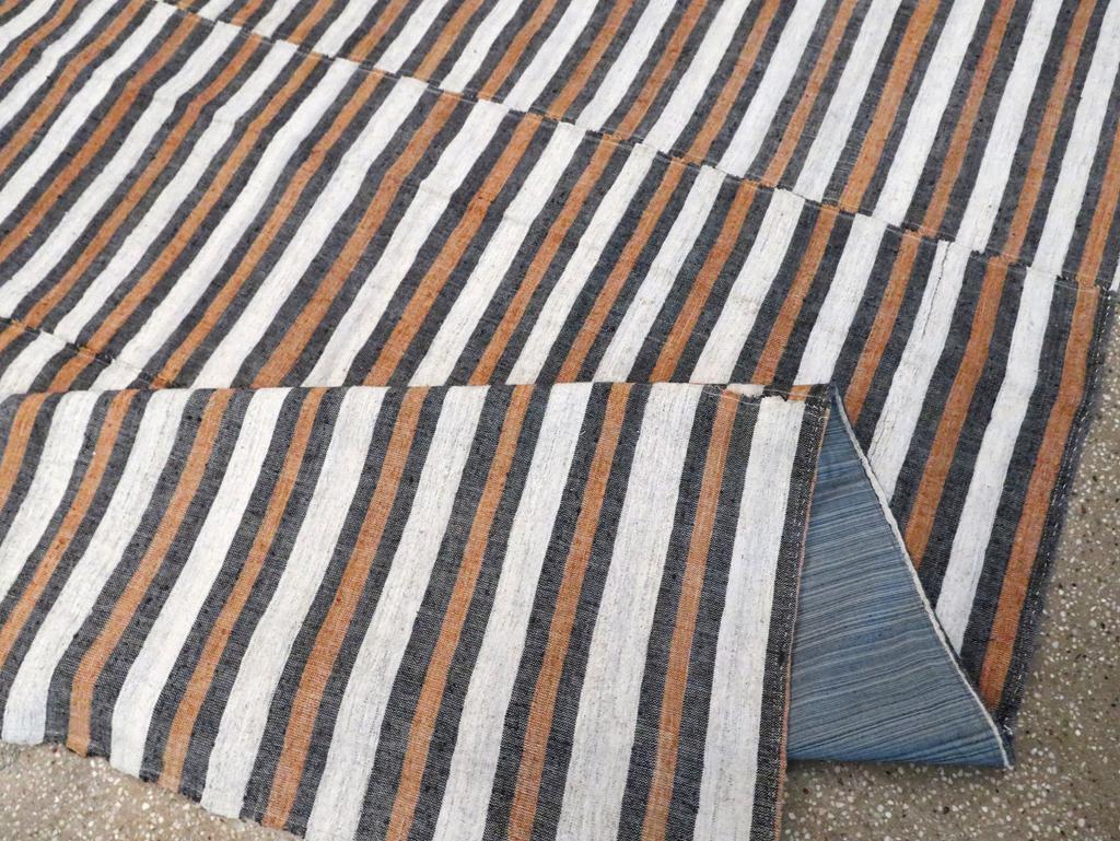Türkischer Flachgewebe-Kilim-Akzentteppich aus der Mitte des 20. (20. Jahrhundert) im Angebot