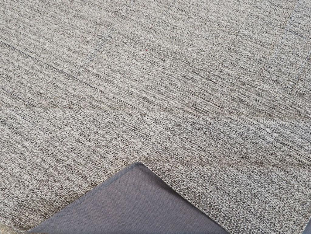 Alfombra de acento Kilim turca de tejido plano de mediados del siglo XX en venta 1