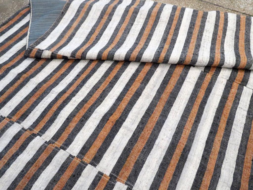 Türkischer Flachgewebe-Kilim-Akzentteppich aus der Mitte des 20. (Wolle) im Angebot
