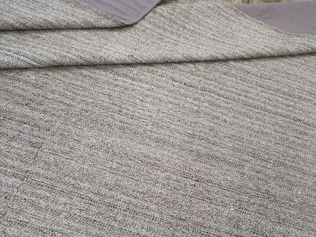 Alfombra de acento Kilim turca de tejido plano de mediados del siglo XX en venta 2