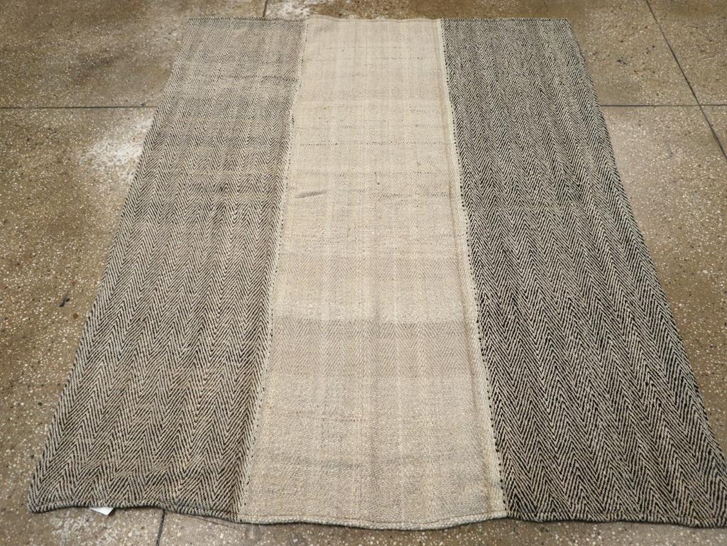 This Mid-20th century Turkish Flatweave Kilim rug, measuring 4' 6