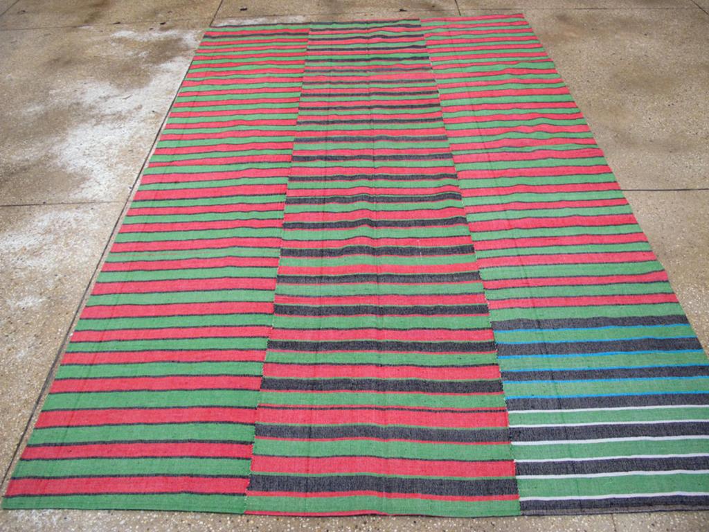 Dieser türkische Flachgewebe-Kilim aus der Mitte des 20. Jahrhunderts mit den Maßen 5' 11
