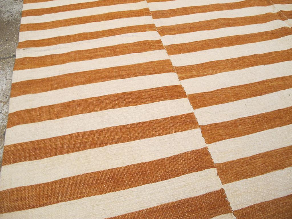 Hand-Woven Mid-20th Century Turkish Flatweave Kilim Accent Rug For Sale
