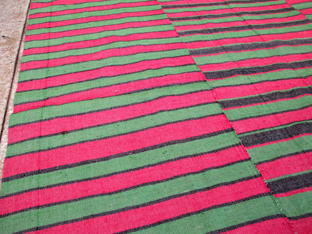 Türkischer Flachgewebe-Kilim-Akzentteppich aus der Mitte des 20. (Kelim) im Angebot