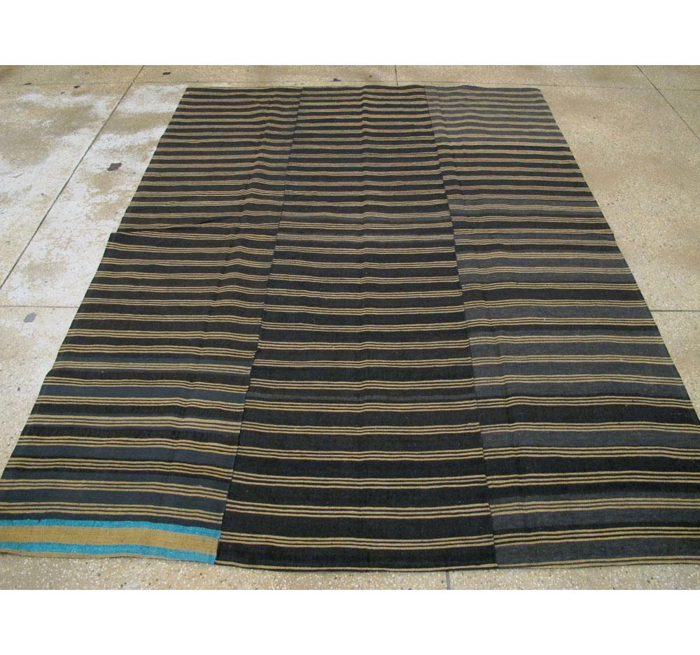 Hand-Woven Mid-20th Century Turkish Flat-Weave Kilim Accent Rug For Sale
