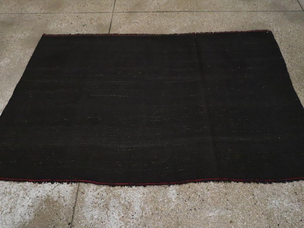 Alfombra de acento Kilim turca de tejido plano de mediados del siglo XX Tejido a mano en venta