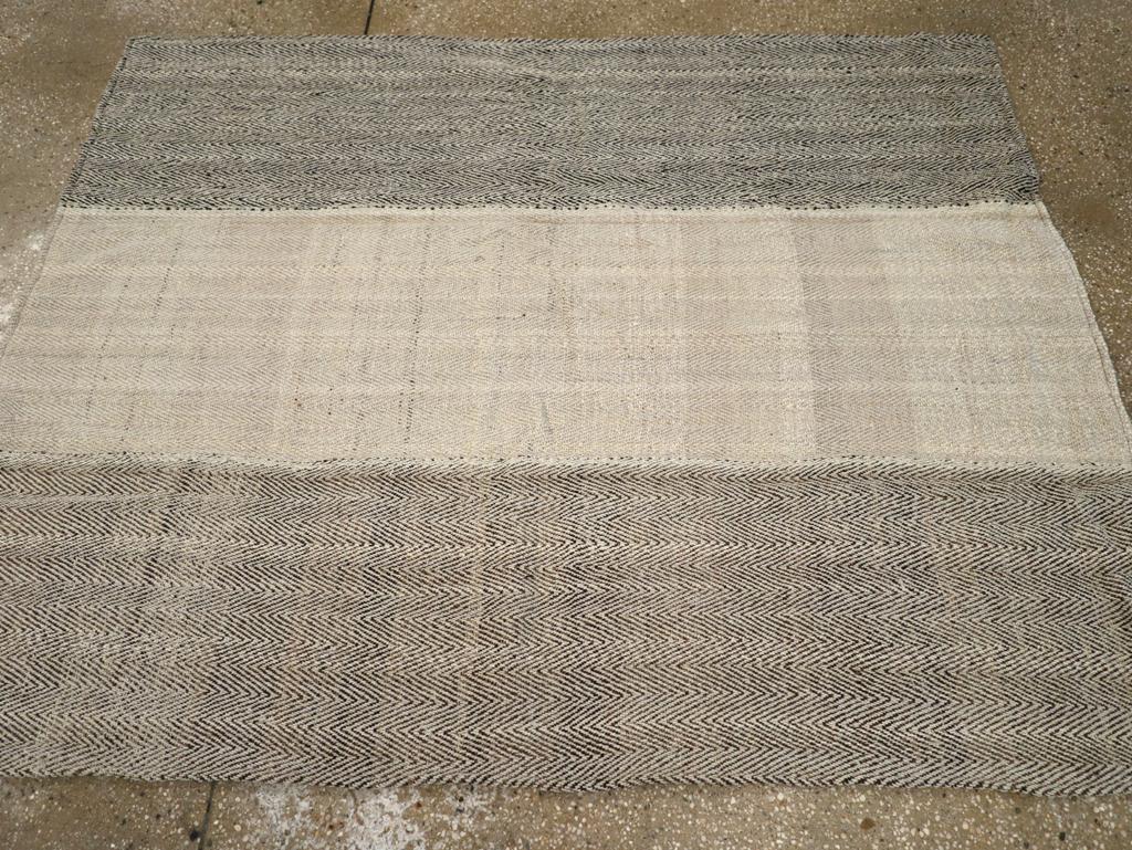 Mid-20th Century Turkish Flatweave Kilim Accent Rug In Excellent Condition For Sale In New York, NY