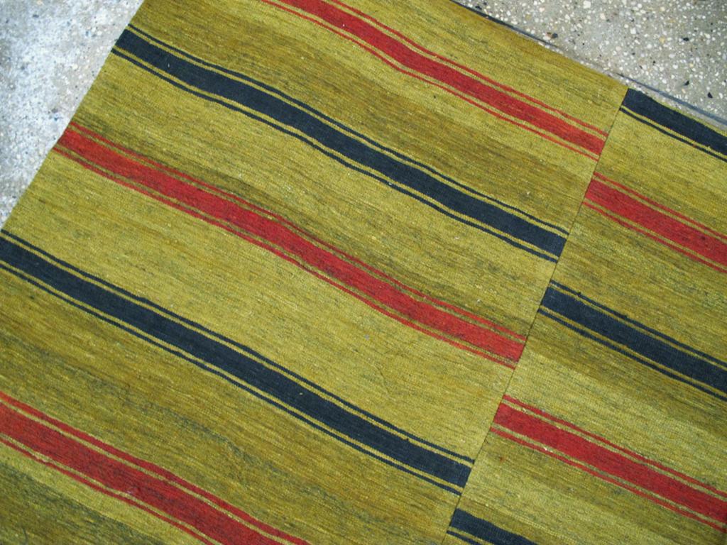 Mid-20th Century Turkish Flatweave Kilim Accent Rug In Excellent Condition For Sale In New York, NY