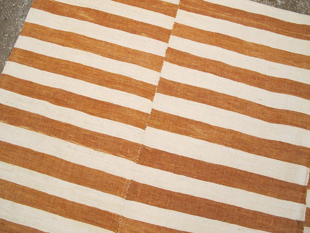 Mid-20th Century Turkish Flatweave Kilim Accent Rug In Excellent Condition For Sale In New York, NY