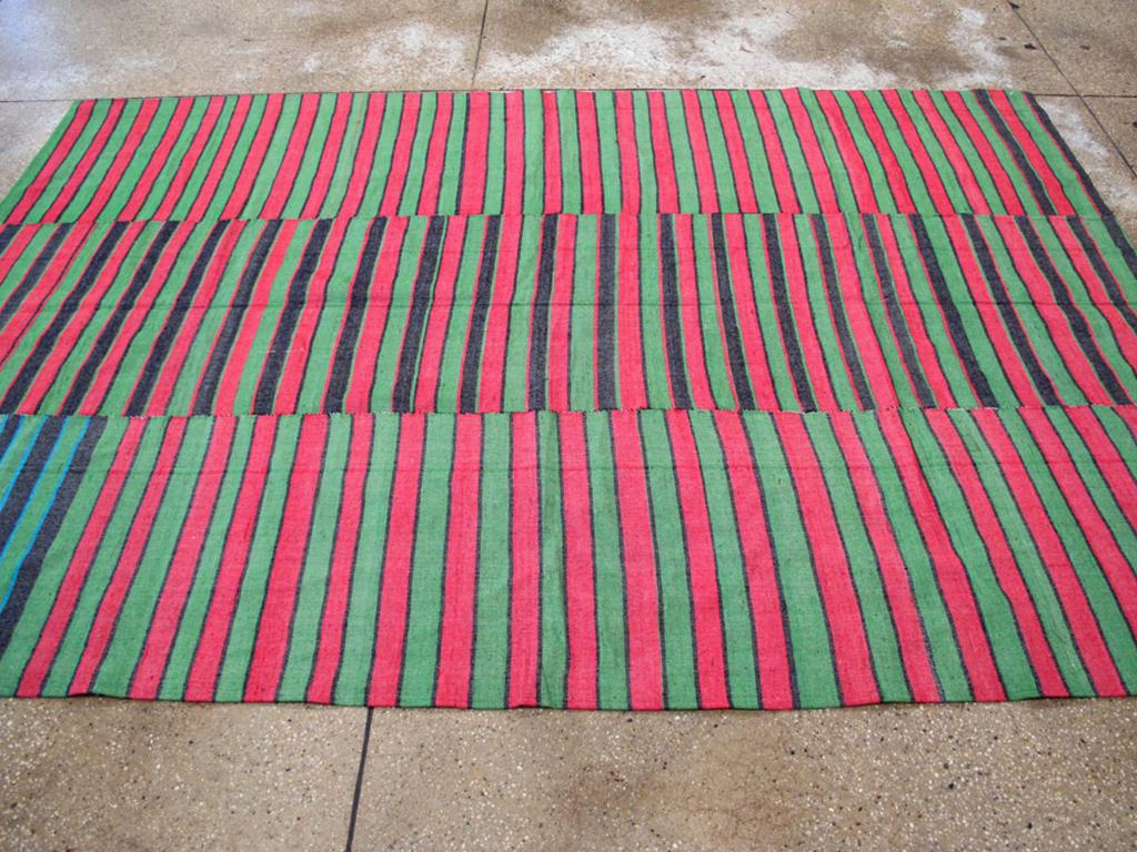 Türkischer Flachgewebe-Kilim-Akzentteppich aus der Mitte des 20. (Handgewebt) im Angebot