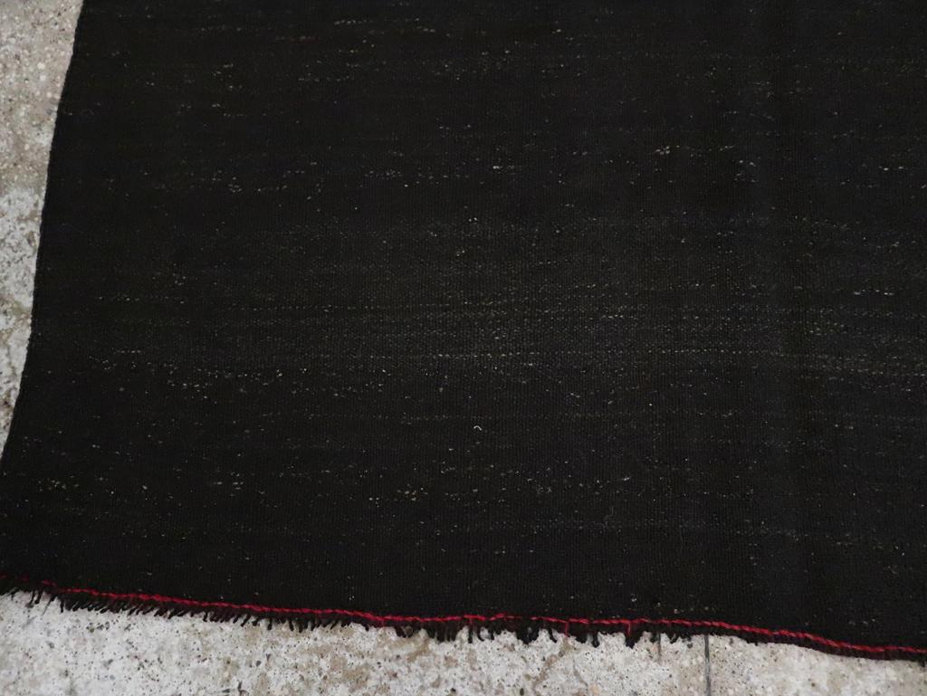 Alfombra de acento Kilim turca de tejido plano de mediados del siglo XX en Excelente estado para la venta en New York, NY