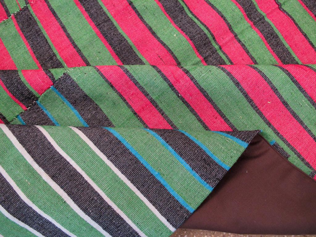 Türkischer Flachgewebe-Kilim-Akzentteppich aus der Mitte des 20. im Zustand „Hervorragend“ im Angebot in New York, NY