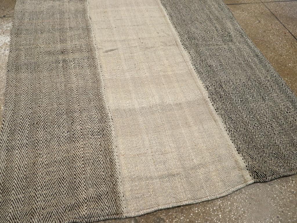 Mid-20th Century Turkish Flatweave Kilim Accent Rug For Sale 1