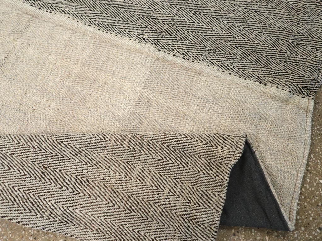 Mid-20th Century Turkish Flatweave Kilim Accent Rug For Sale 2