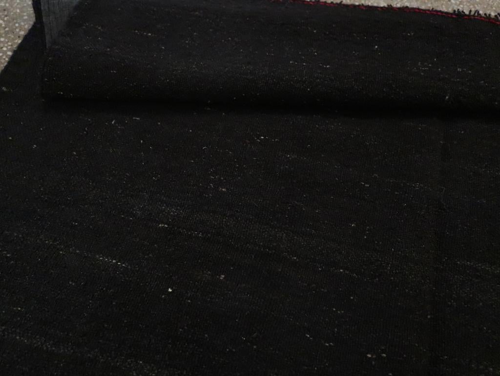 Alfombra de acento Kilim turca de tejido plano de mediados del siglo XX en venta 2