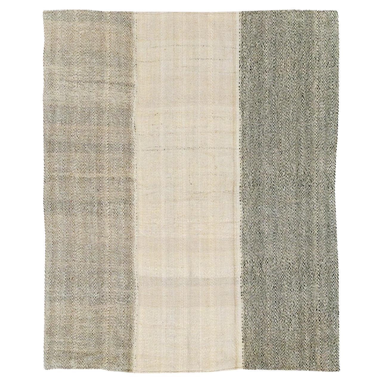 Alfombra de acento Kilim turca de tejido plano de mediados del siglo XX