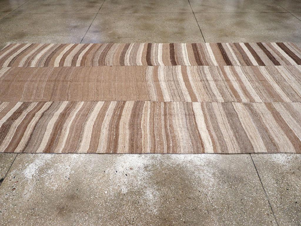 Mid-20th Century Turkish Flatweave Kilim Gallery Carpet In Excellent Condition For Sale In New York, NY