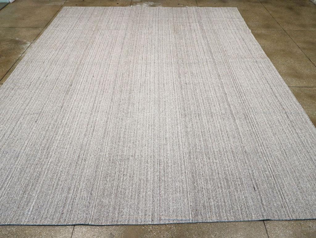 Ein Vintage Turkish Flatweave Kilim großen Raum Größe Teppich handgefertigt während der Mitte des 20. Jahrhunderts.

Maße: 12' 1