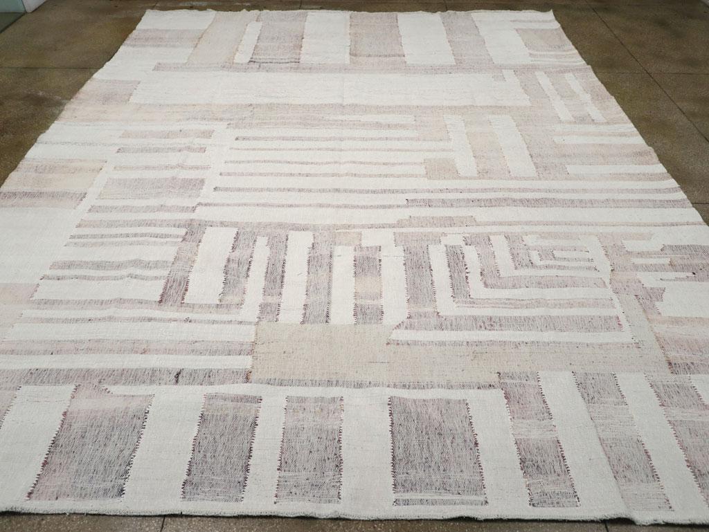 Ein türkischer Flachgewebe-Kilim, handgefertigt in der Mitte des 20.  Jahrhundert.

Maße: 12' 10