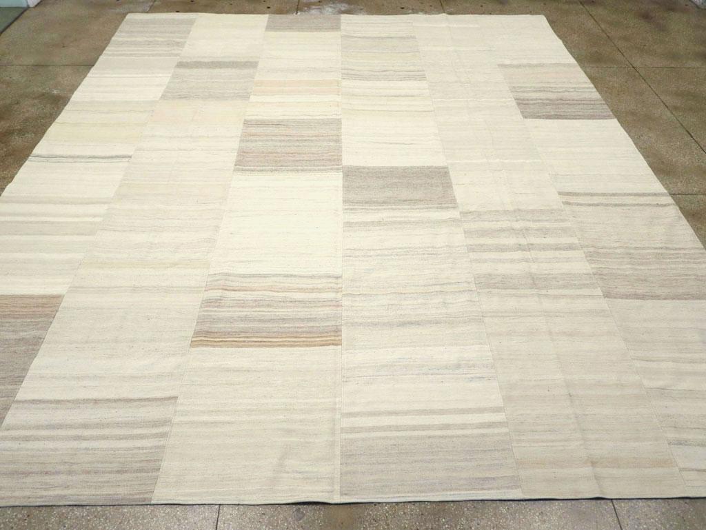 Ein türkischer Flachgewebe-Kilim, der in der Mitte des 20. Jahrhunderts handgefertigt wurde.

Maße: 13' 3