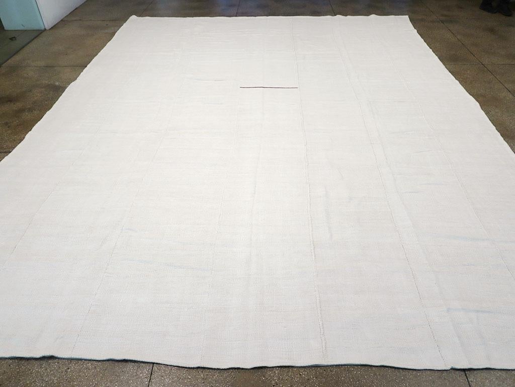 Ein türkischer Flachgewebe-Kilim, der in der Mitte des 20. Jahrhunderts handgefertigt wurde.

Maße: 13' 3