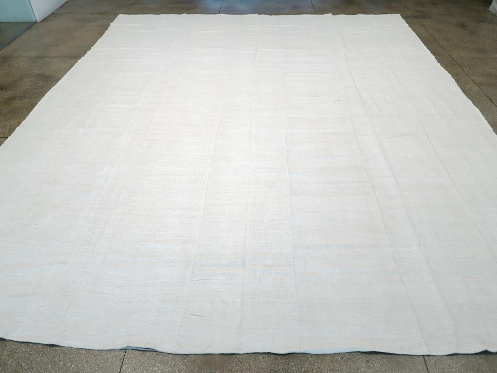 Ein türkischer Flachgewebe-Kilim, der in der Mitte des 20. Jahrhunderts handgefertigt wurde.

Maße: 13' 11