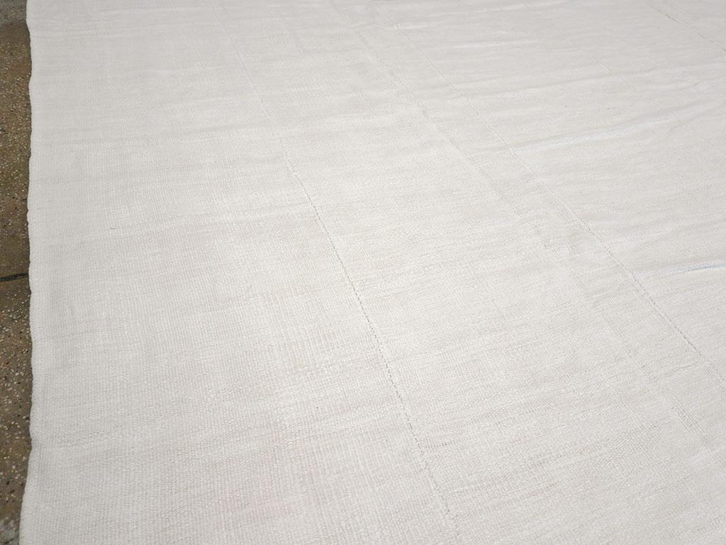Großer türkischer Flachgewebe-Kelim-Teppich in Zimmergröße aus der Mitte des 20. Jahrhunderts (Türkisch) im Angebot