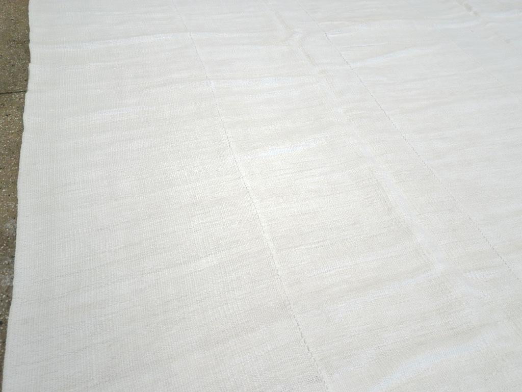 Großer türkischer Flachgewebe-Kelim-Teppich in Zimmergröße aus der Mitte des 20. Jahrhunderts (Türkisch) im Angebot