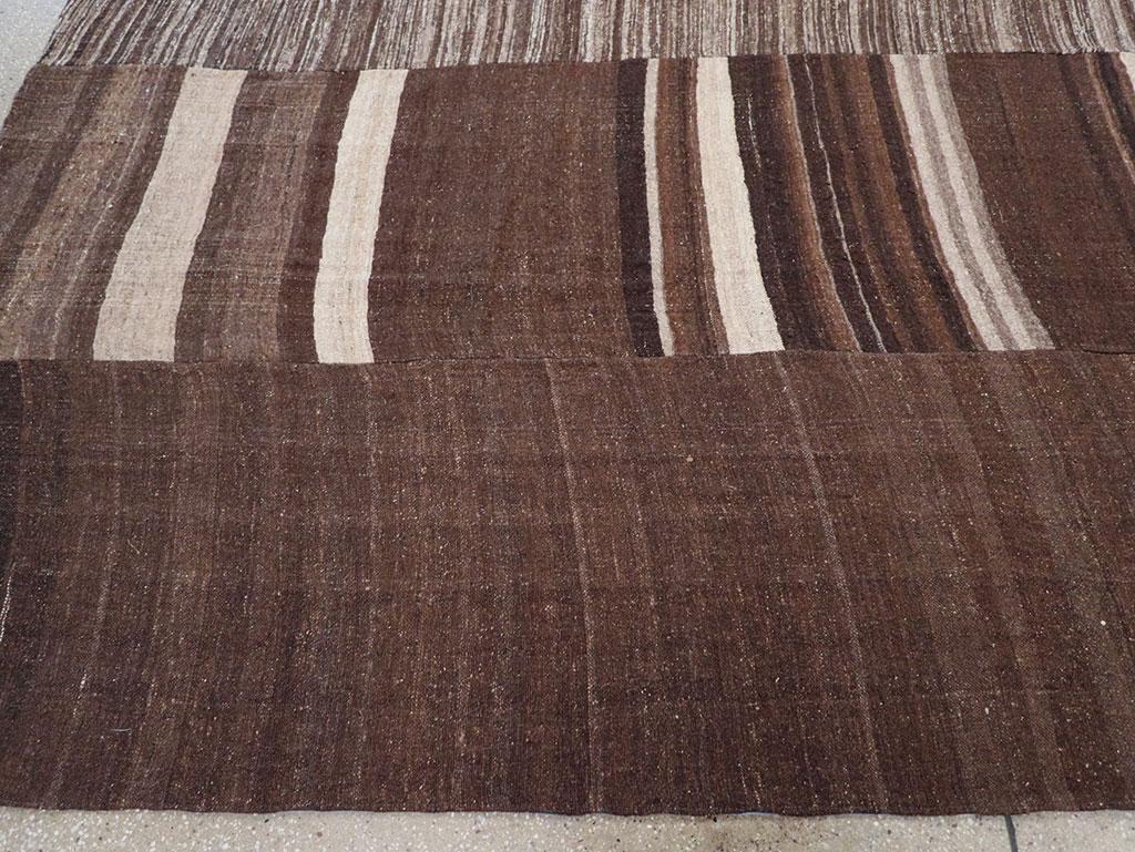 Tessuto a mano Tappeto turco a trama piatta Kilim della metà del XX secolo, di grandi dimensioni, ROOMS in vendita