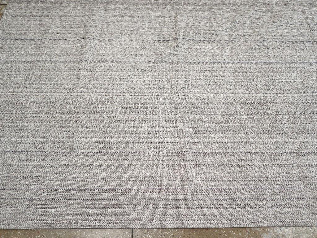 Großer türkischer Flachgewebe-Kelim-Teppich in Zimmergröße aus der Mitte des 20. Jahrhunderts im Zustand „Hervorragend“ im Angebot in New York, NY