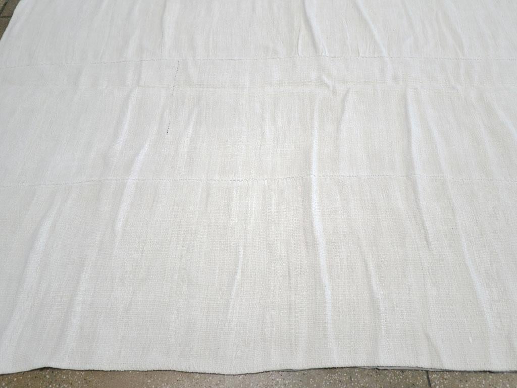 Großer türkischer Flachgewebe-Kelim-Teppich in Zimmergröße aus der Mitte des 20. Jahrhunderts (Baumwolle) im Angebot
