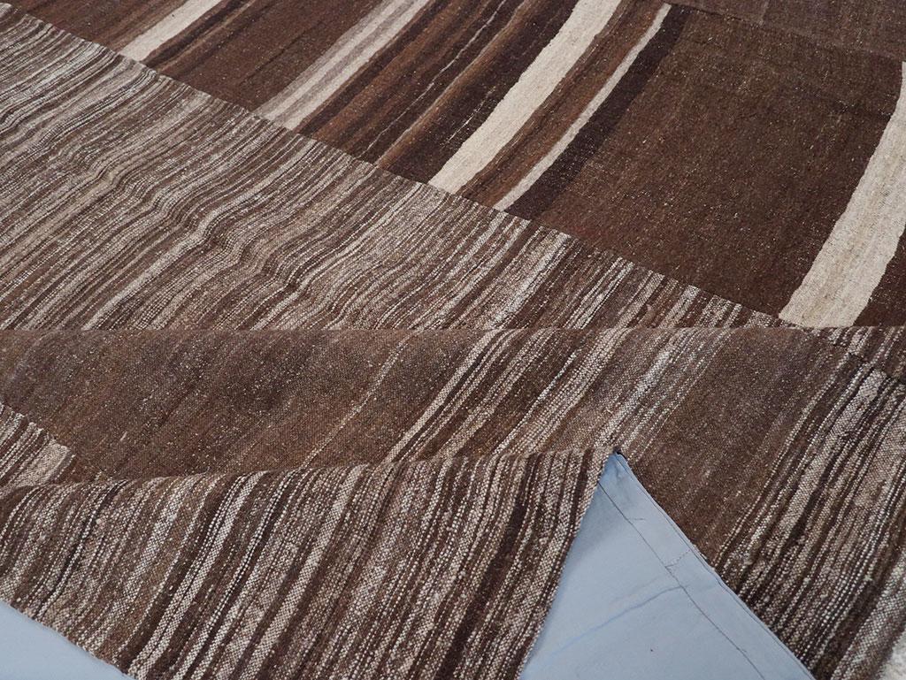 Lana Tappeto turco a trama piatta Kilim della metà del XX secolo, di grandi dimensioni, ROOMS in vendita