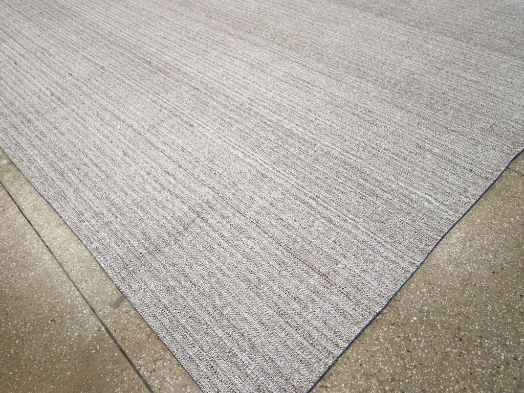 Großer türkischer Flachgewebe-Kelim-Teppich in Zimmergröße aus der Mitte des 20. Jahrhunderts (Wolle) im Angebot