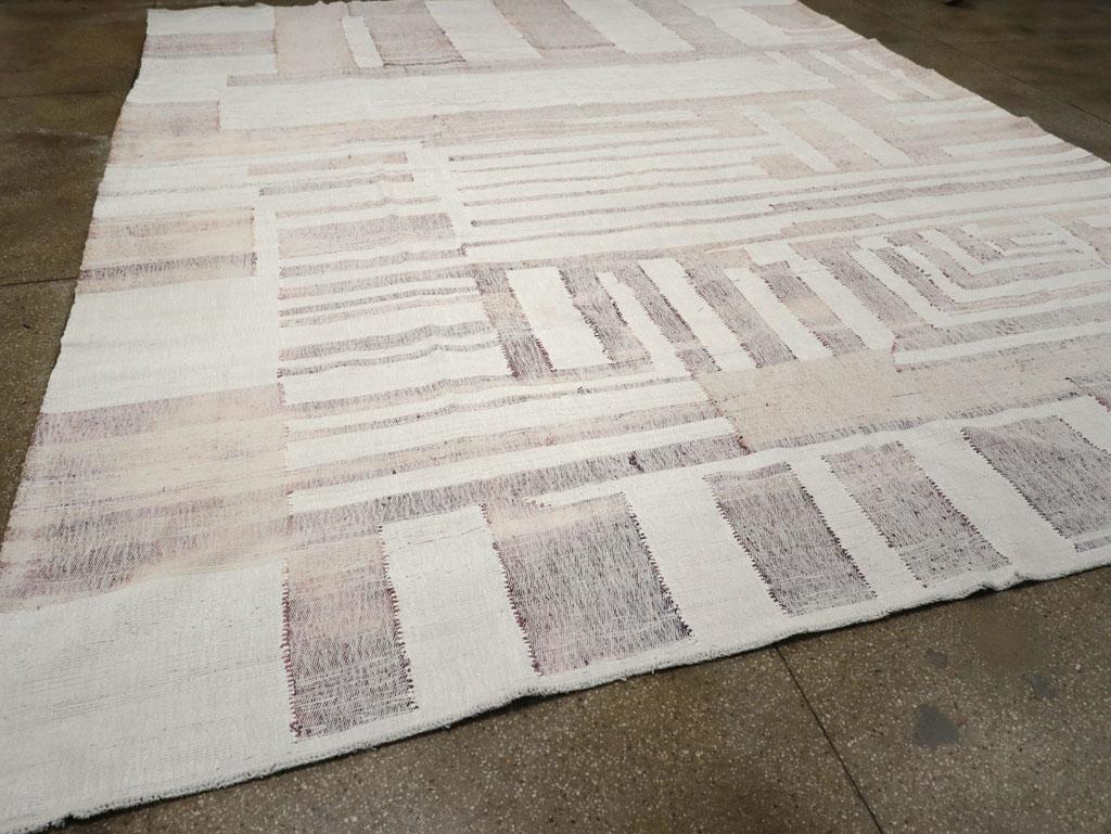 Großer türkischer Flachgewebe-Kelim-Teppich in Zimmergröße aus der Mitte des 20. Jahrhunderts (Baumwolle) im Angebot