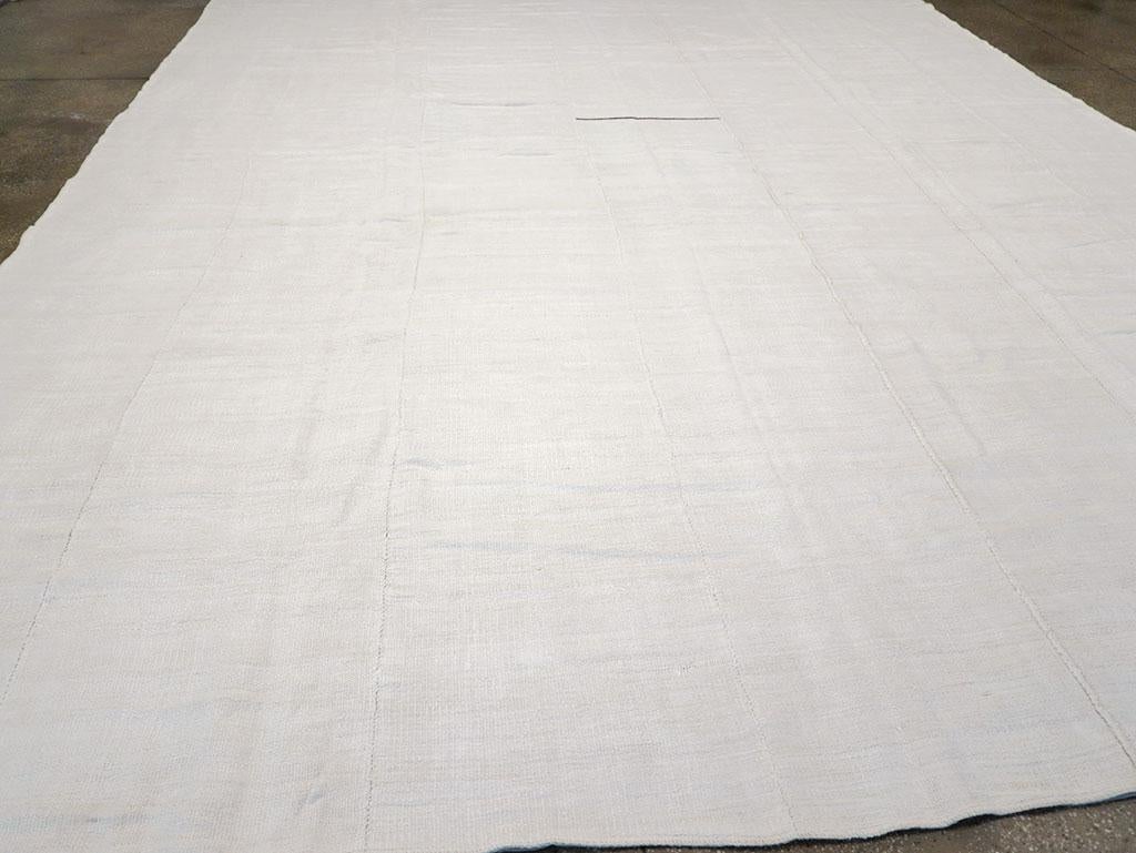 Großer türkischer Flachgewebe-Kelim-Teppich in Zimmergröße aus der Mitte des 20. Jahrhunderts (Baumwolle) im Angebot