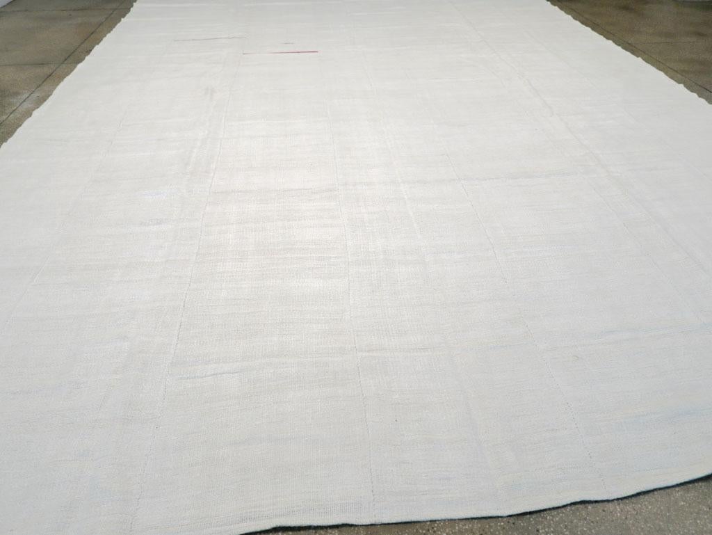 Großer türkischer Flachgewebe-Kelim-Teppich in Zimmergröße aus der Mitte des 20. Jahrhunderts (Baumwolle) im Angebot