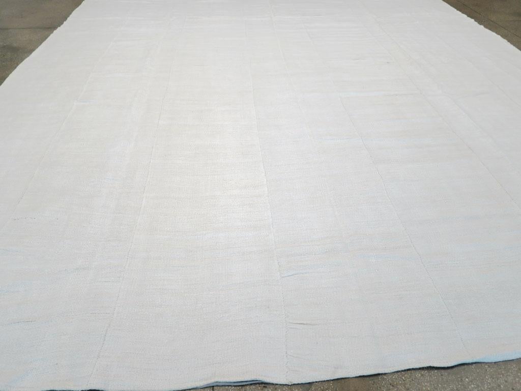 Großer türkischer Flachgewebe-Kelim-Teppich in Zimmergröße aus der Mitte des 20. Jahrhunderts im Angebot 1