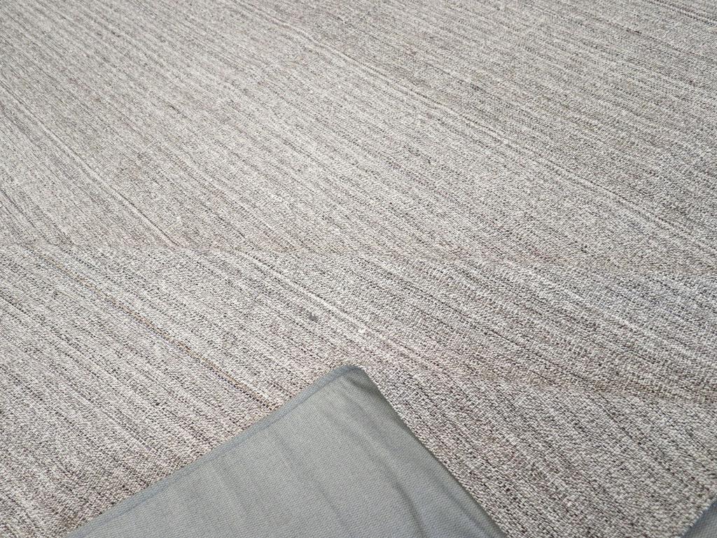 Großer türkischer Flachgewebe-Kelim-Teppich in Zimmergröße aus der Mitte des 20. Jahrhunderts im Angebot 1