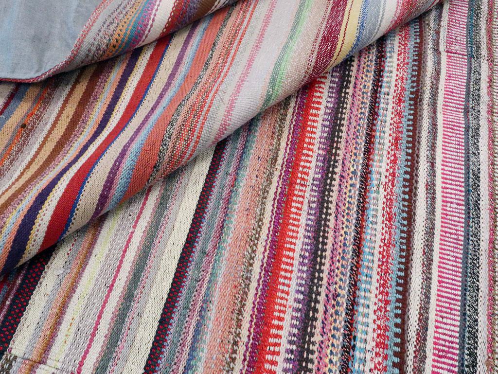 Großer türkischer Flachgewebe-Kelim-Teppich in Zimmergröße aus der Mitte des 20. Jahrhunderts im Angebot 1