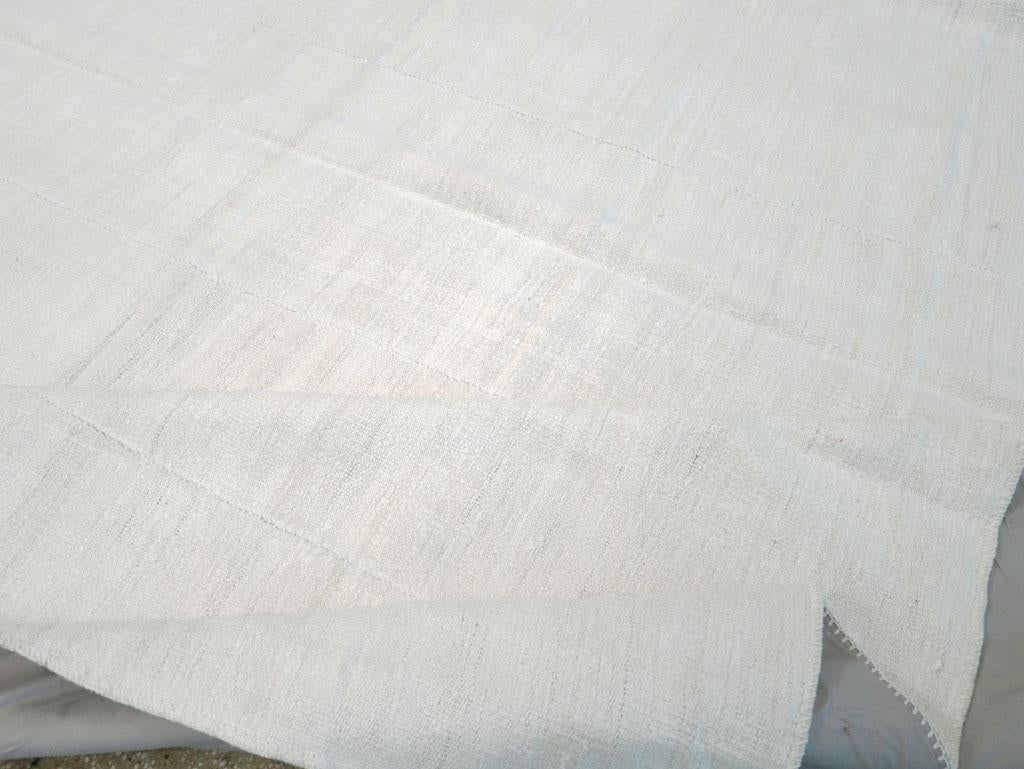 Großer türkischer Flachgewebe-Kelim-Teppich in Zimmergröße aus der Mitte des 20. Jahrhunderts im Angebot 1